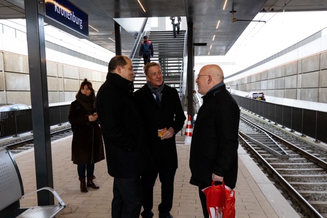Tijd voor een praatje op de net geopende halte met wethouder Rob Ellermeijer en Jean-Philippe de Lannoy, opdrachtgever van het project namens de Vervoerregio Amsterdam.  