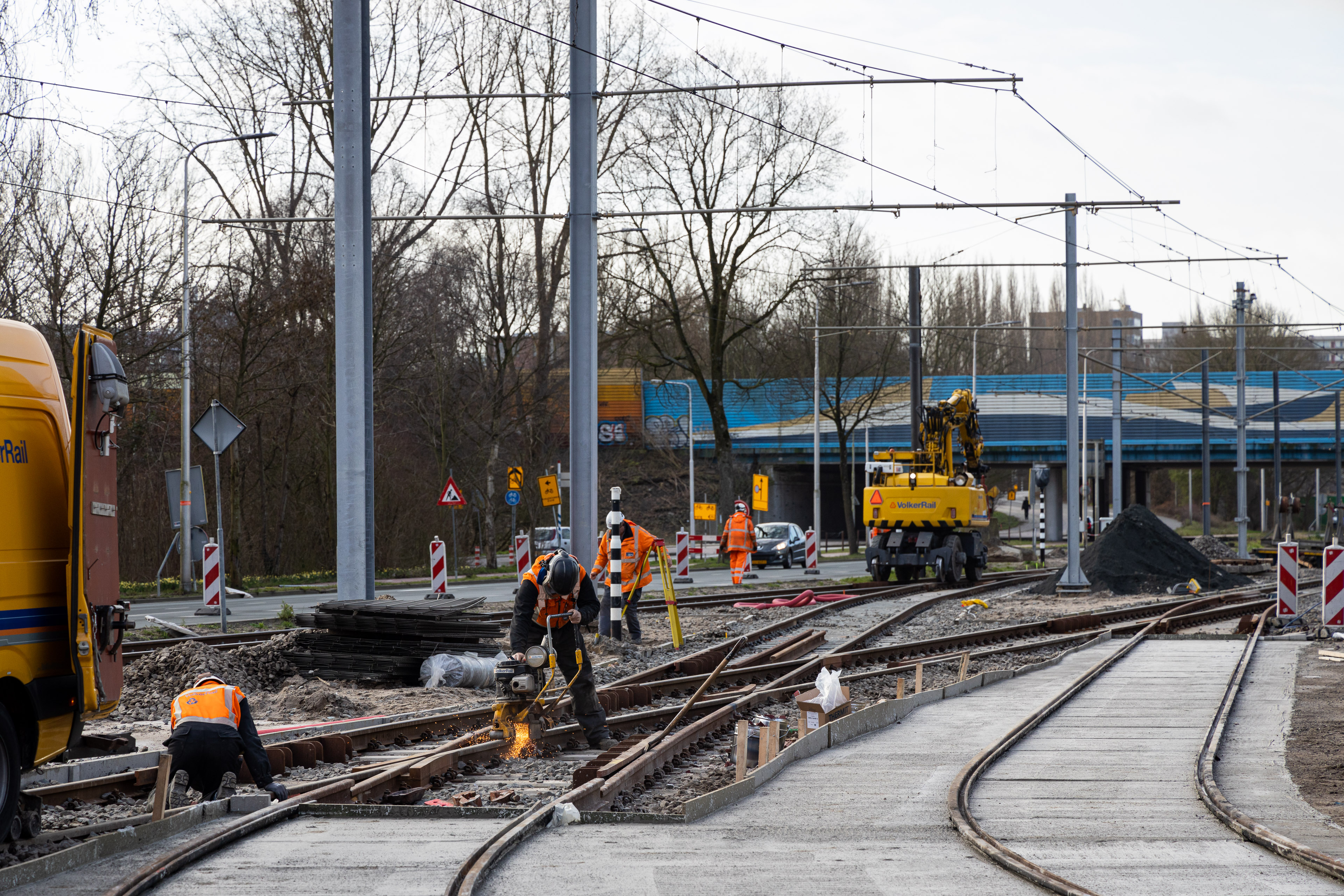 De aansluiting van de nieuwe boog op het huidige spoor richting Ouderkerkerlaan op maandag 17 februari. 