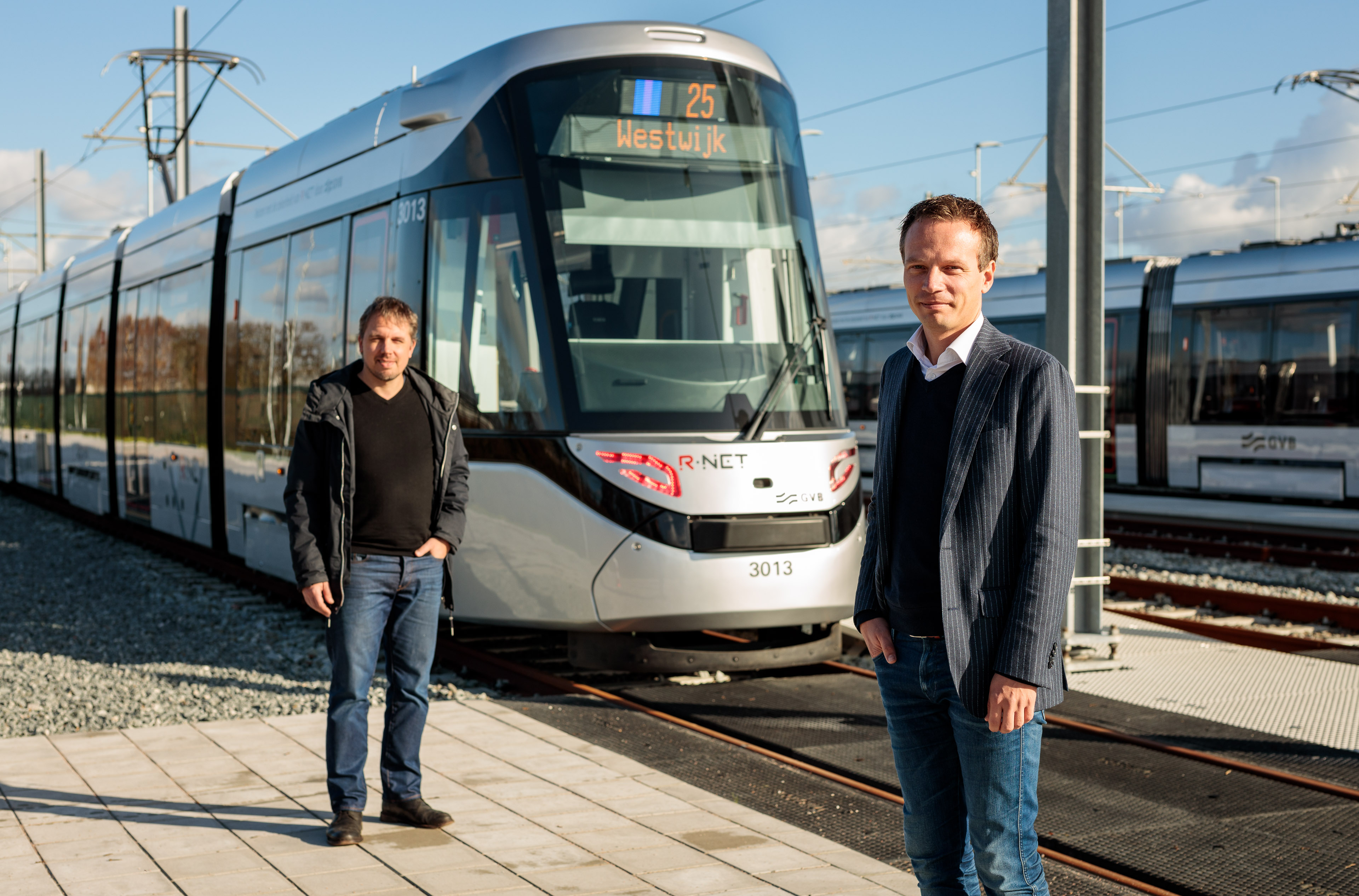 Rechts op de foto implementatiemanager Ronald van der Meer en links testmanager Folco Verlinden van GVB. 