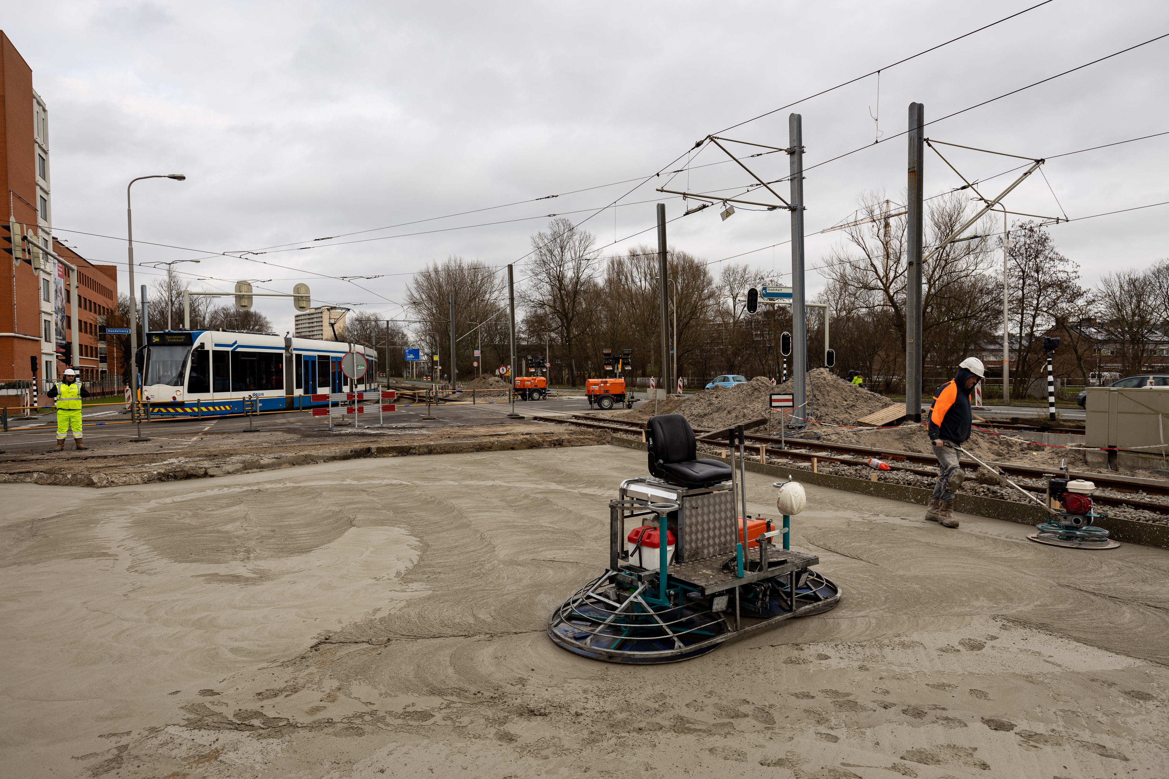 Voor de nieuwe spoorboog is een deel van de Handelsweg/Beneluxbaan verwijderd. Daar is op zaterdag 15 februari een nieuwe betonnen onderlaag gestort. 