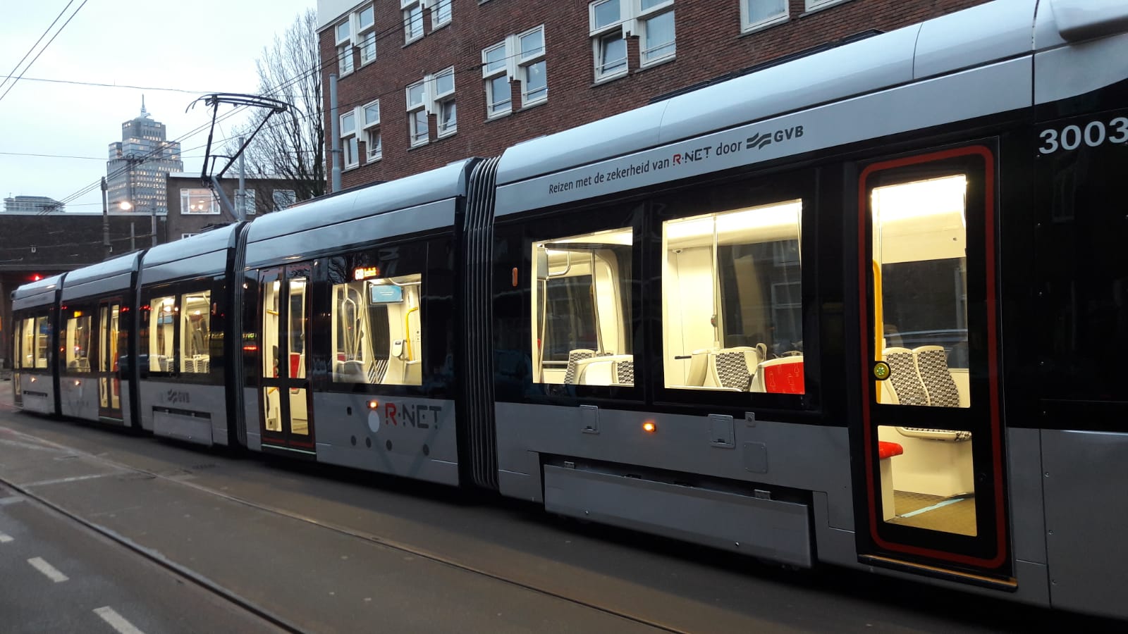 Nieuwe 15G tram in R-net kleuren maakt een proefrit.
