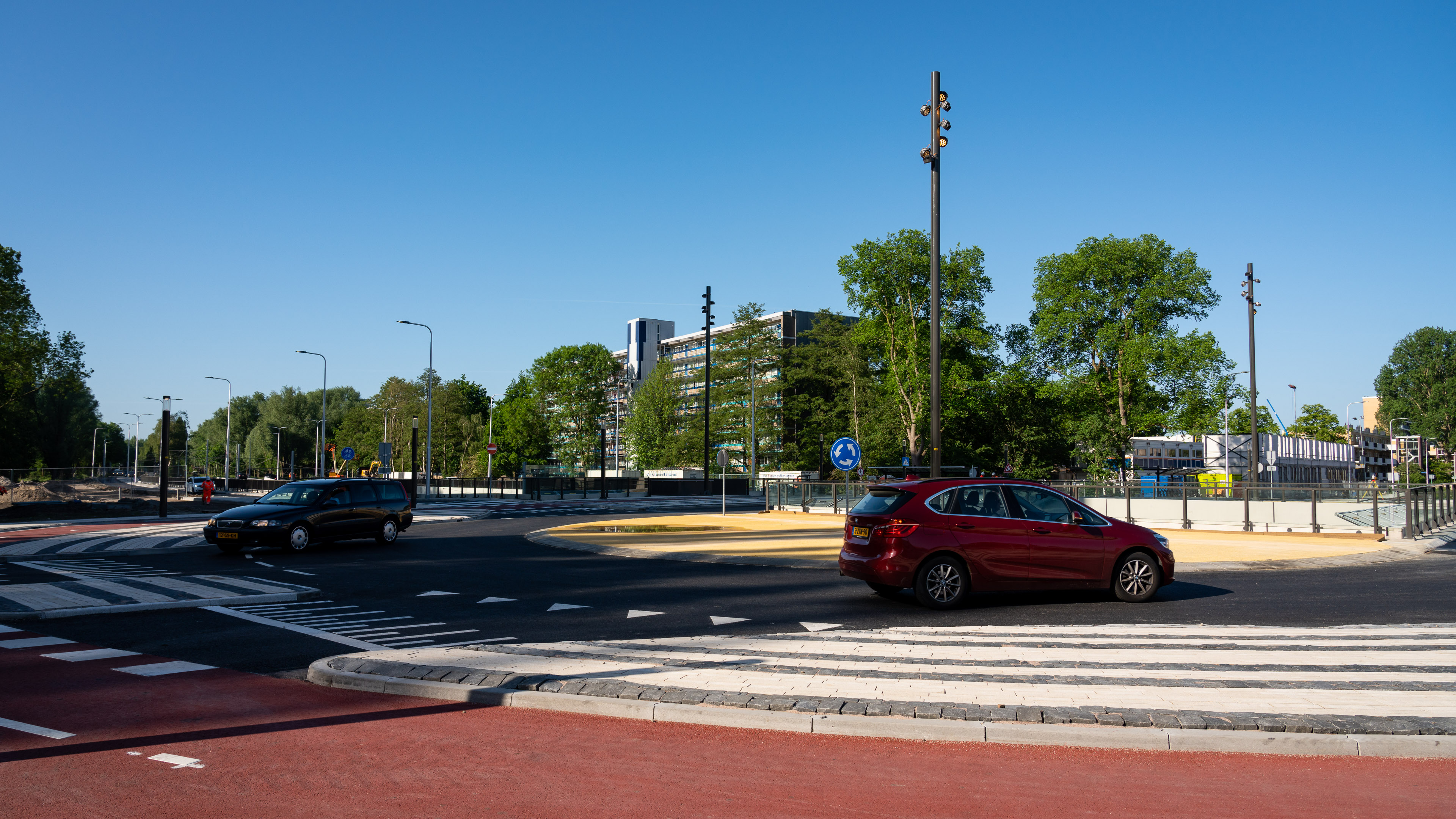 Weg zijn de verkeerslichten. Auto's maken gebruik van de nieuwe rotonde. Fietsers en voetgangers hebben hier voorrang.  