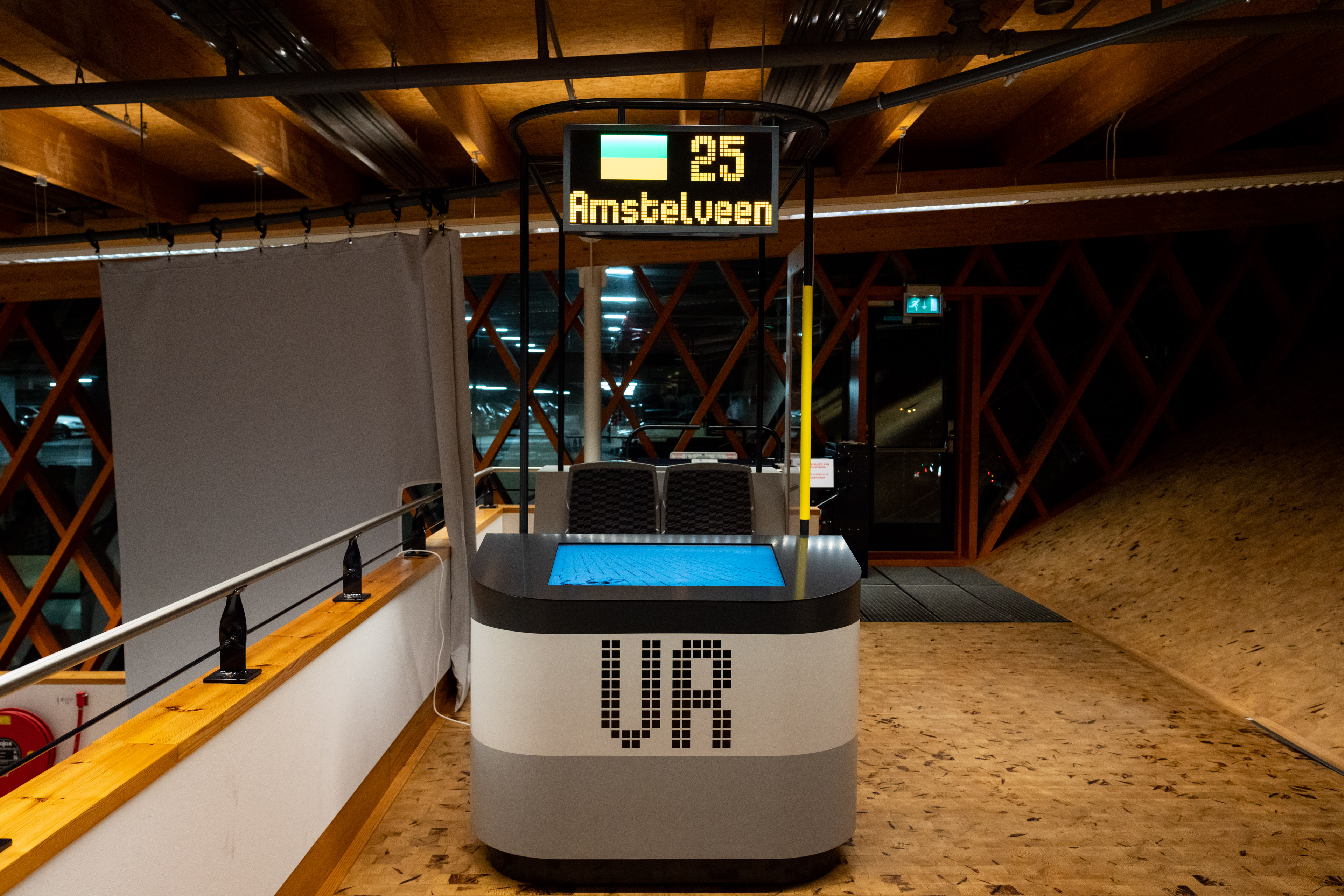 De nieuwste virtual reality beleving in Amstelveen InZicht is geïnspireerd op de nieuwe 15G tram in R-net stijl. Het bankje komt nog uit de 'mock up' van 2017. De lijnkleuren van tram 25 worden trouwens blauw/wit/blauw, net als bij de voormalige tram 25.  