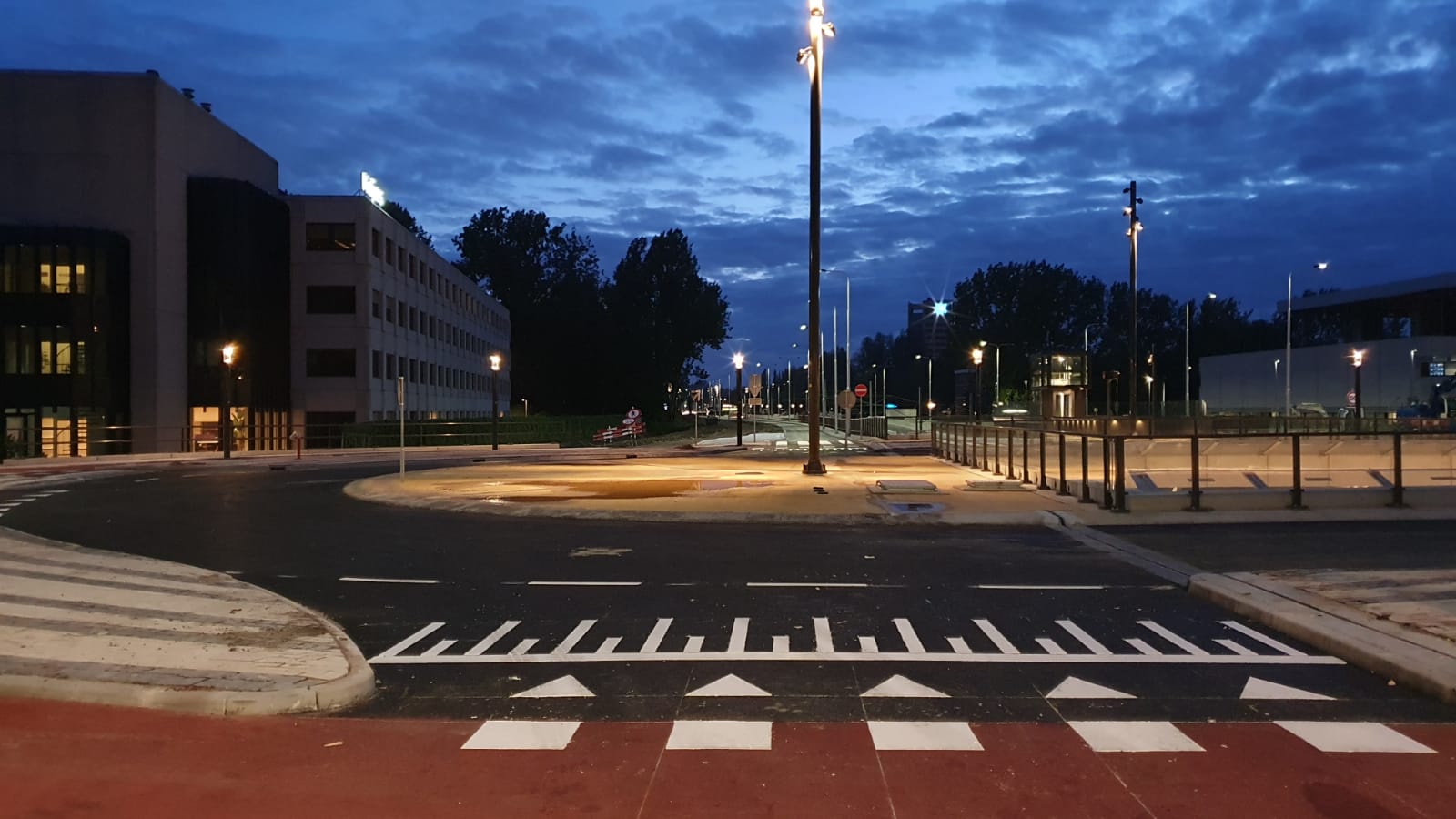 Kruispunt Zonnestein is weer open voor al het verkeer. De fietspaden langs de Beneluxbaan moeten nog wel hersteld worden. Dat gebeurt de komende weken.