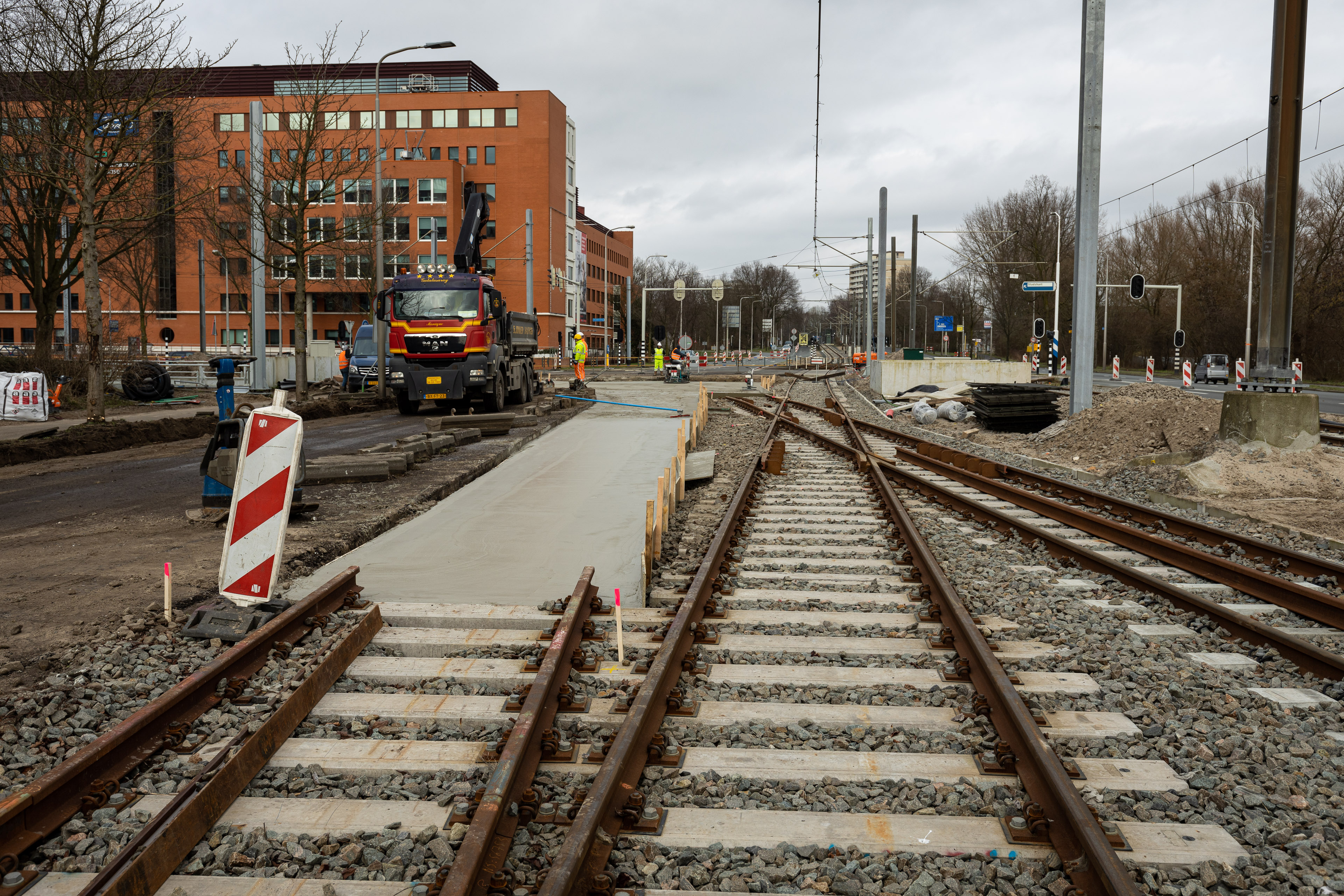 De aansluiting van de nieuwe boog op het huidige spoor richting Ouderkerkerlaan op zaterdag 15 februari.  